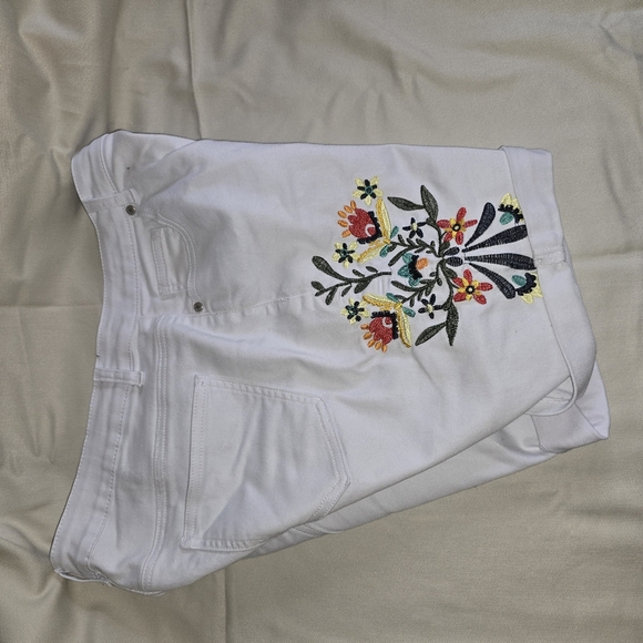 Sandpiper sz 14W White embroidered floral shorts with a boho vibe Vacation Beach - Picture 7 of 16